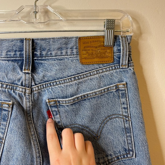 Levi's Premium Wedgie Icon Fit in Shut Up Wash Revolve Raw Hem Distressed Knees - Picture 10 of 13